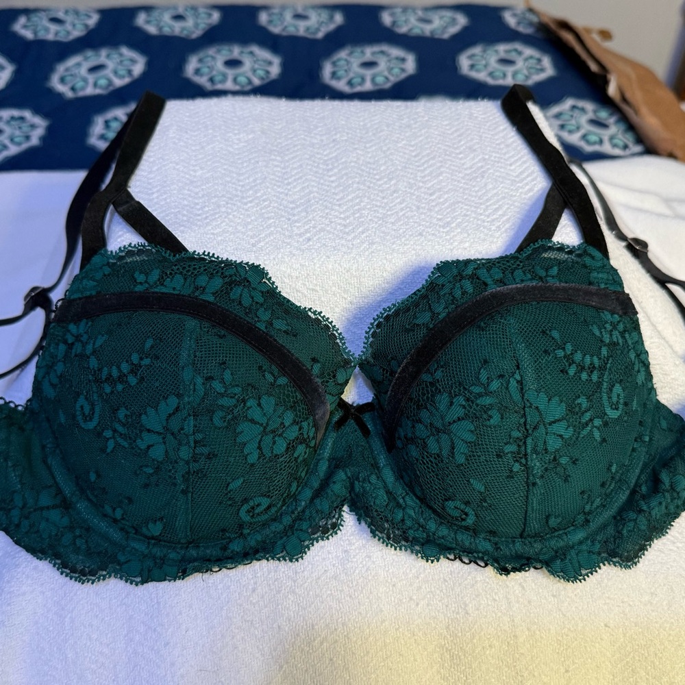 Victoria's Secret 32-D Lace Padded Underwire Bra Green w/Black Velvet